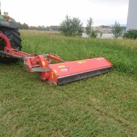 Wiese wird mit Traktor gemäht